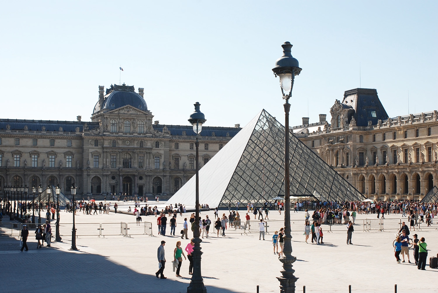 PARIS BALADES PYRAMIDE DU LOUVRES / PARIS / JUL 2015