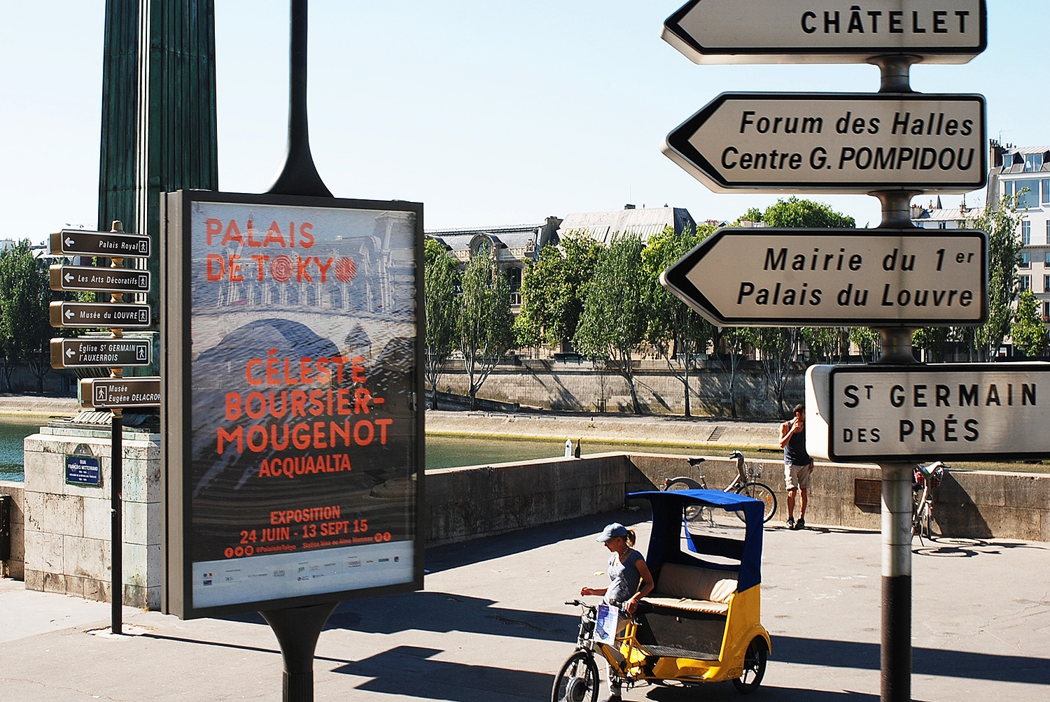 TOURIST SIGNS / PARIS / JUL 2015